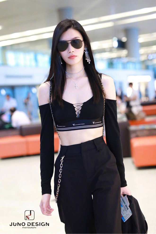 Ming Xi có gu thời trang tại sân bay đơn giản nhưng cuốn hút và khoe được lợi thế hình thể của một siêu mẫu.