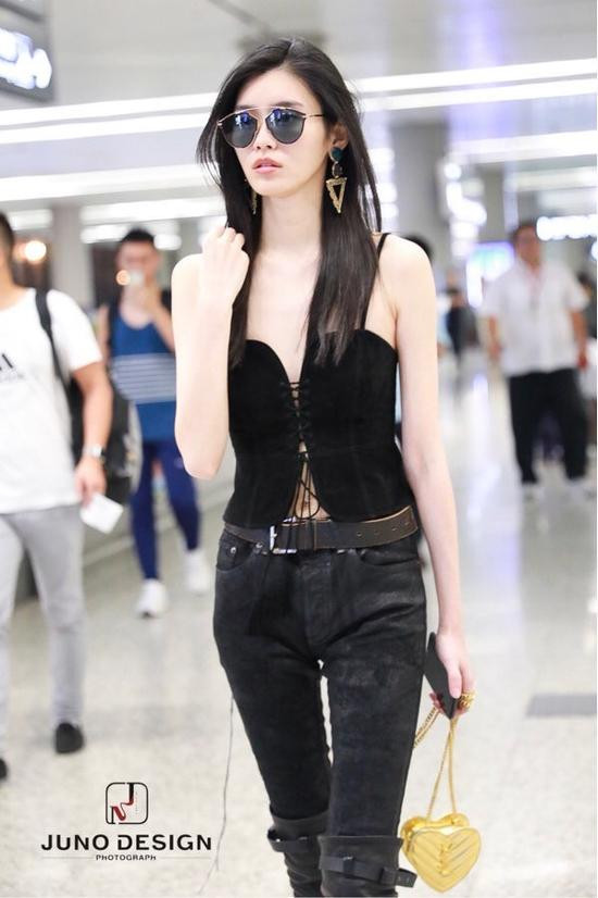 Chân dài 30 tuổi xuất hiện tại sân bay trong trang phục áo croptop ôm sát khoe vòng eo mảnh mai, săn chắc.