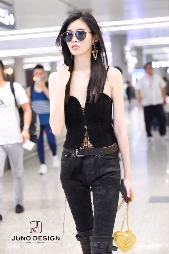 Chân dài 30 tuổi xuất hiện tại sân bay trong trang phục áo croptop ôm sát khoe vòng eo mảnh mai, săn chắc.