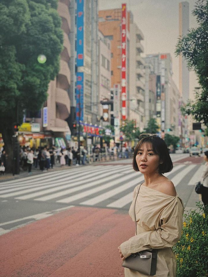 Khi xuống phố, cô cũng chuộng những dáng váy lệch vai trẻ trung.