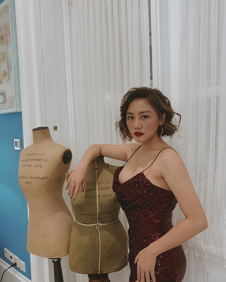 Gần đây, gu thời trang gợi cảm của Văn Mai Hương ngày càng hướng đến sự sang chảnh, quý phái.