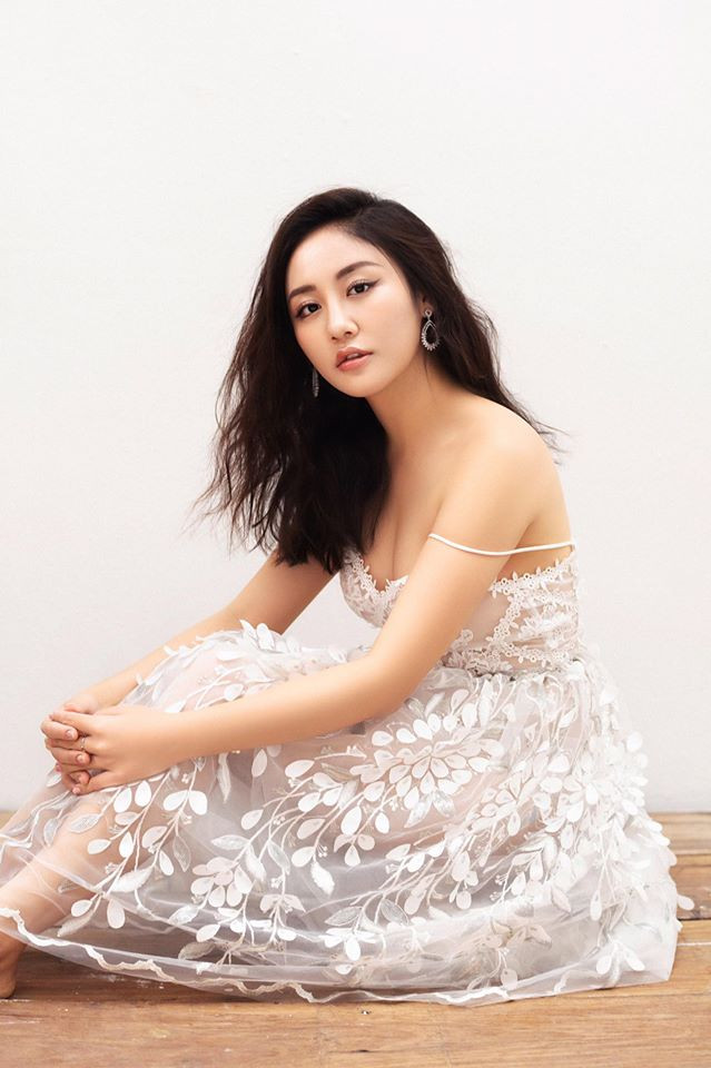 Người đẹp cũng học theo trào lưu buông lơi dây áo trễ nải cực quyến rũ.
