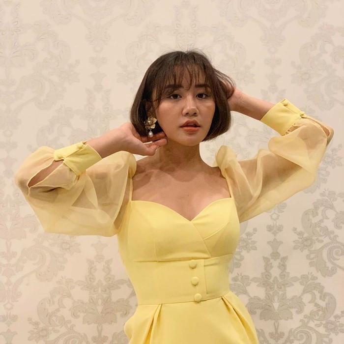 Vốn sở hữu thân hình nhỏ nhắn và nóng bỏng, Văn Mai Hương thường diện trang phục hở vai, khoét ngực sâu.