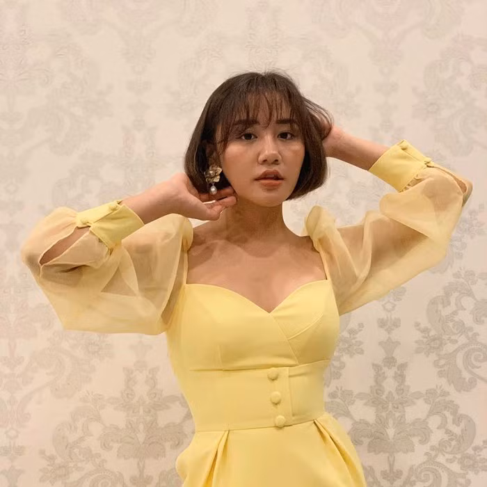 Vốn sở hữu thân hình nhỏ nhắn và nóng bỏng, Văn Mai Hương thường diện trang phục hở vai, khoét ngực sâu.