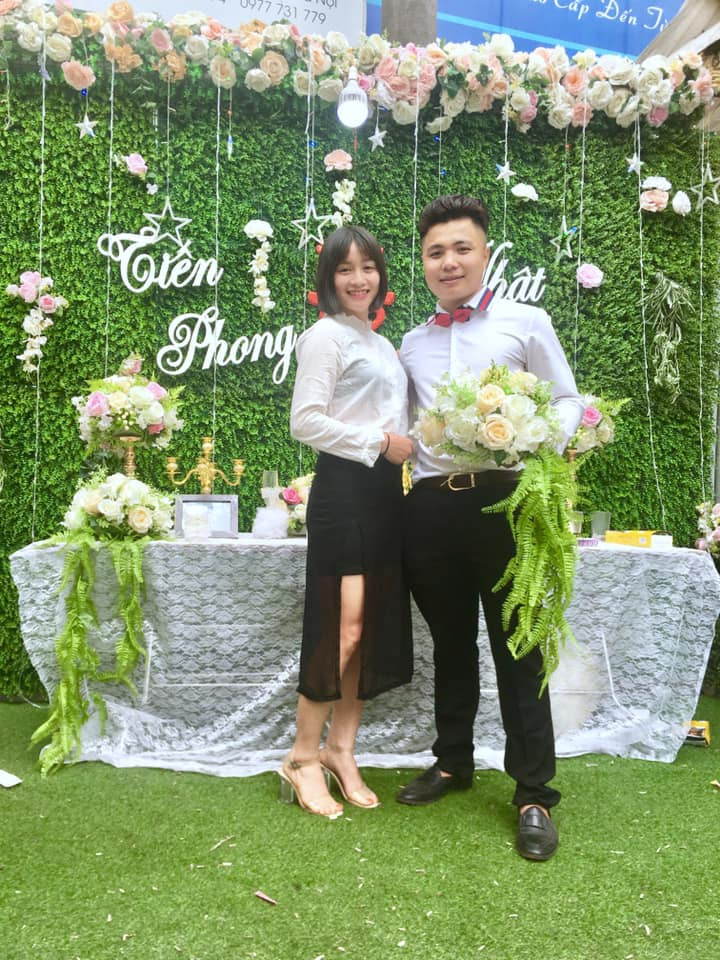 Khi đi tiệc, nữ cầu thủ sinh năm 1995 trông cực thanh lịch với áo sơ mi và chân váy đen.