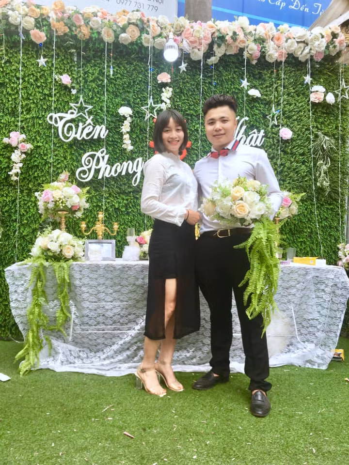 Khi đi tiệc, nữ cầu thủ sinh năm 1995 trông cực thanh lịch với áo sơ mi và chân váy đen.