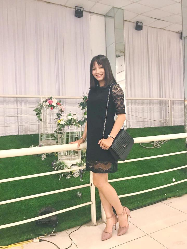 Khi diện váy liền, Hoàng Thị Loan có phần chững chạc và hiền dịu hơn.