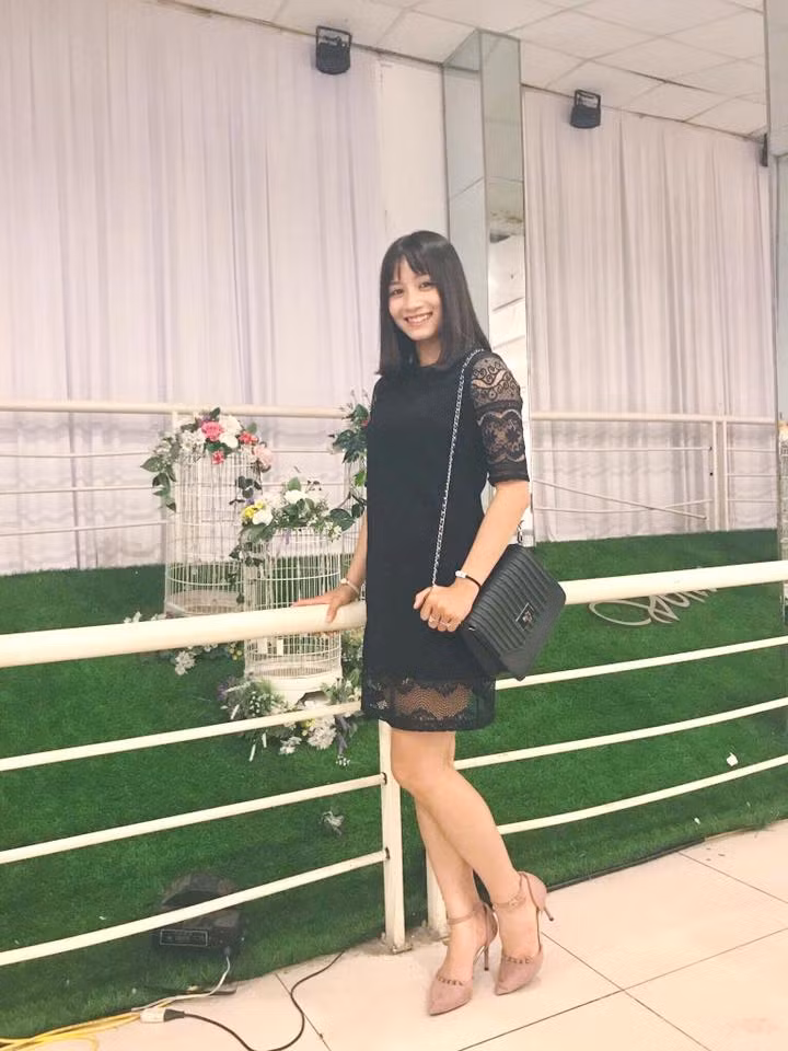 Khi diện váy liền, Hoàng Thị Loan có phần chững chạc và hiền dịu hơn.