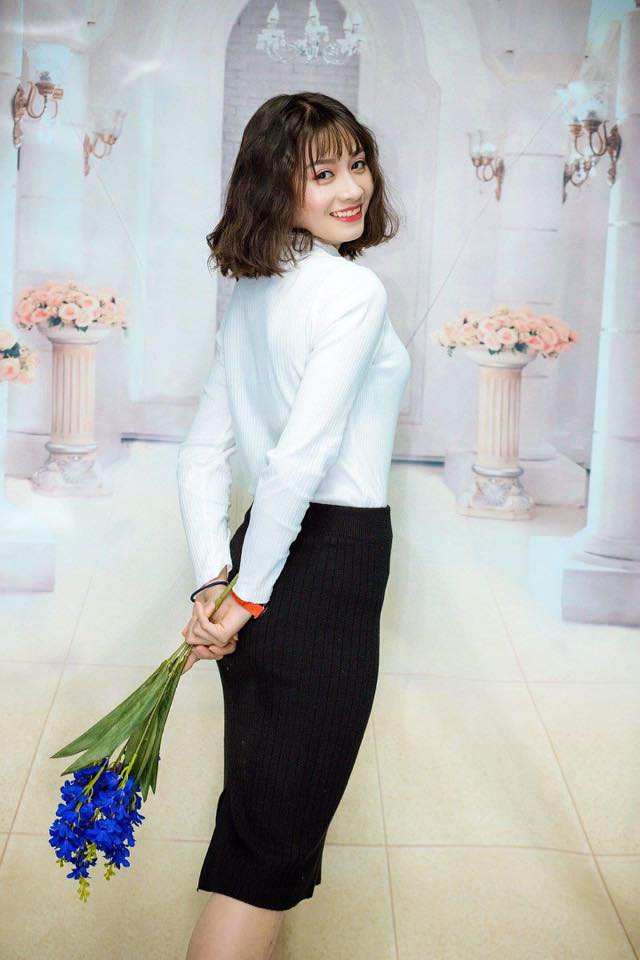 Lại thêm một set đồ đen - trắng cực nữ tính của người đẹp tuyển bóng đá nữ Việt Nam.