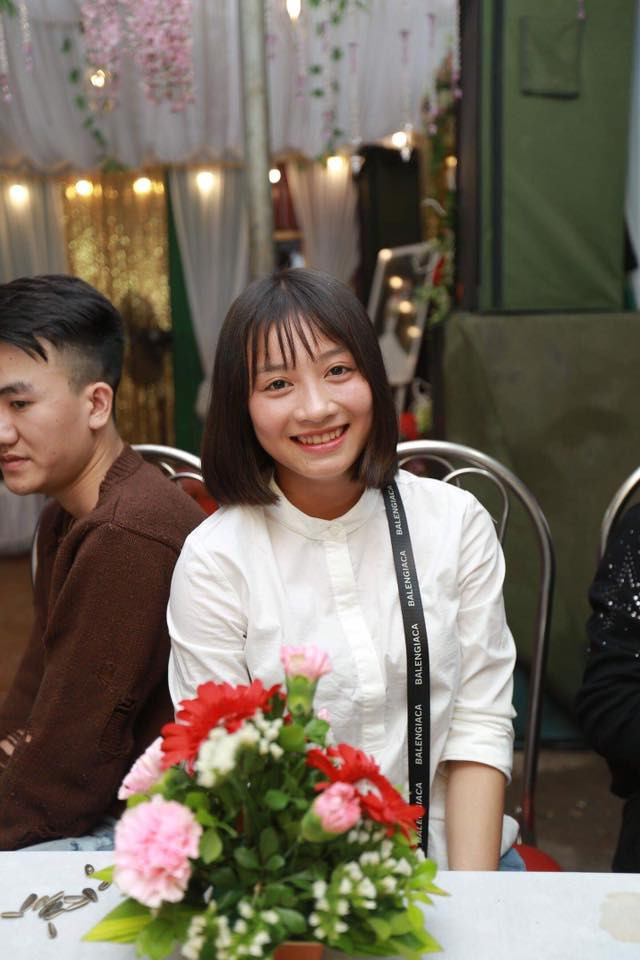 Chiếc áo sơ mi trắng thường xuyên xuất hiện cùng nữ cầu thủ 24 tuổi.