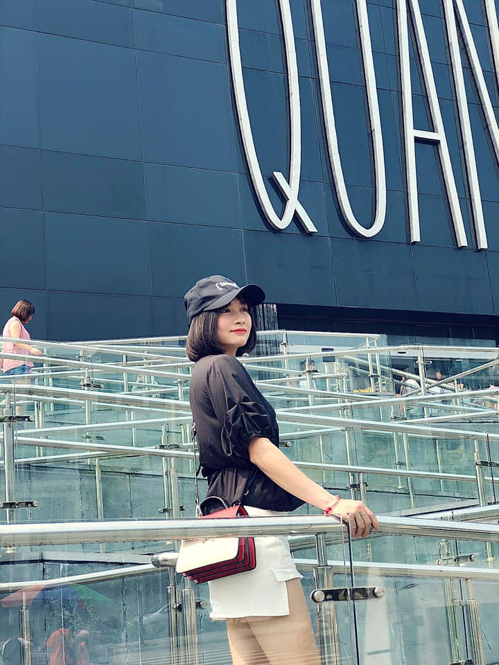 Trang phục thường thấy của Hoàng Thị Loan là áo sơ mi và chân váy. Cô nàng thường chọn gam màu trắng đen tương phản trong mỗi set đồ.