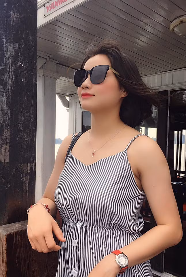 Phong cách thời trang trẻ trung và nhan sắc xinh đẹp của nữ cầu thủ tuyển nữ Việt Nam khiến không ít người hâm mộ trầm trồ.