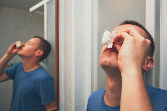 Chảy máu cam: Chảy máu cam thường xuyên có thể do nhiều nguyên nhân, nhưng cũng xuất phát từ việc cơ thể bạn đang thiếu vitamin C. Bởi mũi của bạn chứa rất nhiều các mạch máu nhỏ, vitamin C có vai trò rất quan trọng trong việc giữ cho các mạch máu này không bị yếu hoặc vỡ, gây chảy máu.