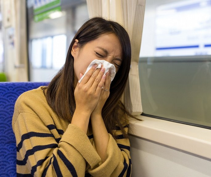 Thường xuyên mắc bệnh: Nếu bạn thường xuyên bị cảm, cúm hay nhiễm trùng thì rất có thể khả năng miễn dịch của cơ thể bạn đang rất thấp do thiếu vitamin C. Bởi loại vitamin này giúp sản xuất các tế bào bạch cầu, có tác dụng chống lại các bệnh truyền nhiễm và vi khuẩn.