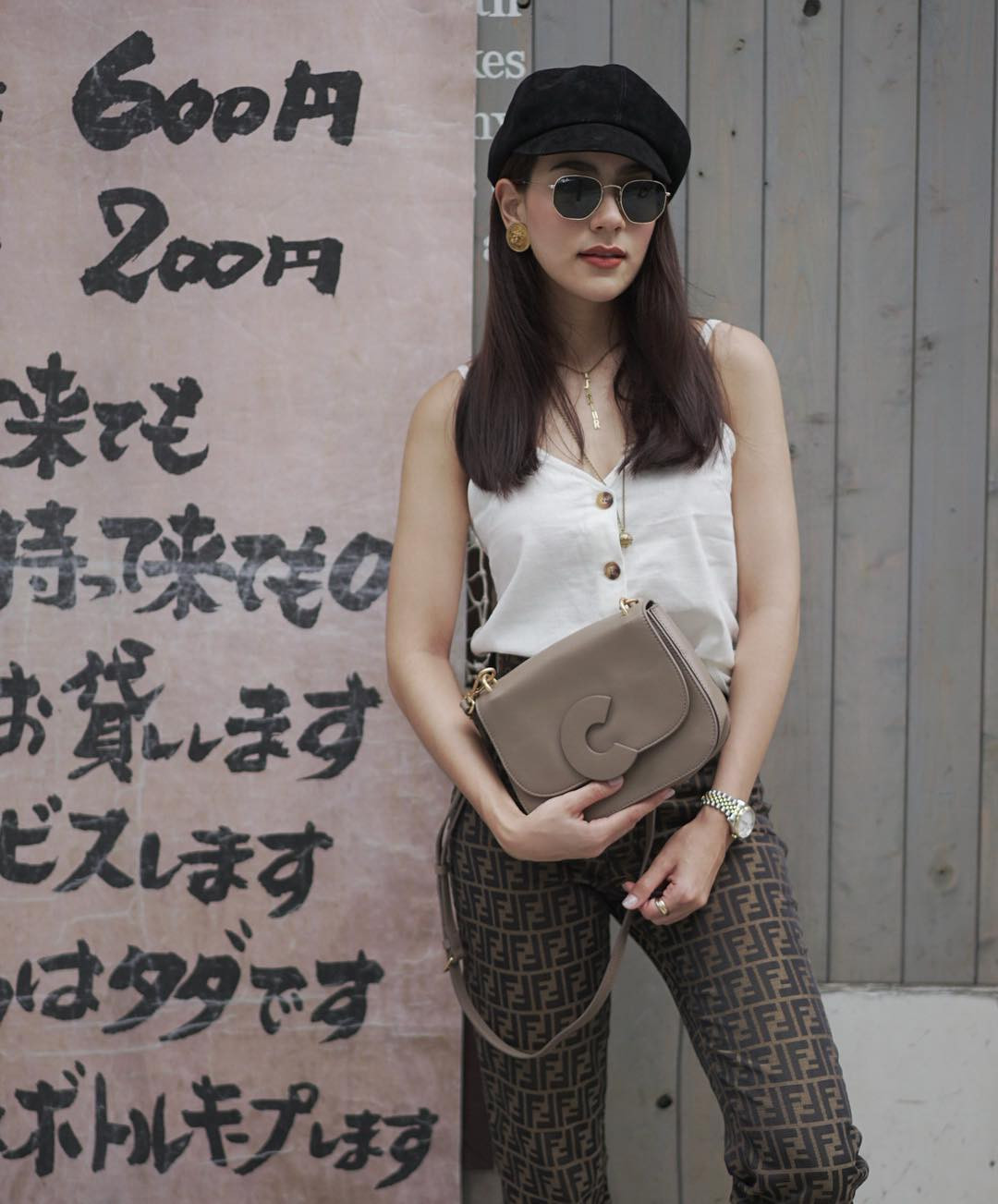 Những set đồ street style của cô nàng ghi điểm bởi sự phóng khoáng, cá tính và hiện đại.