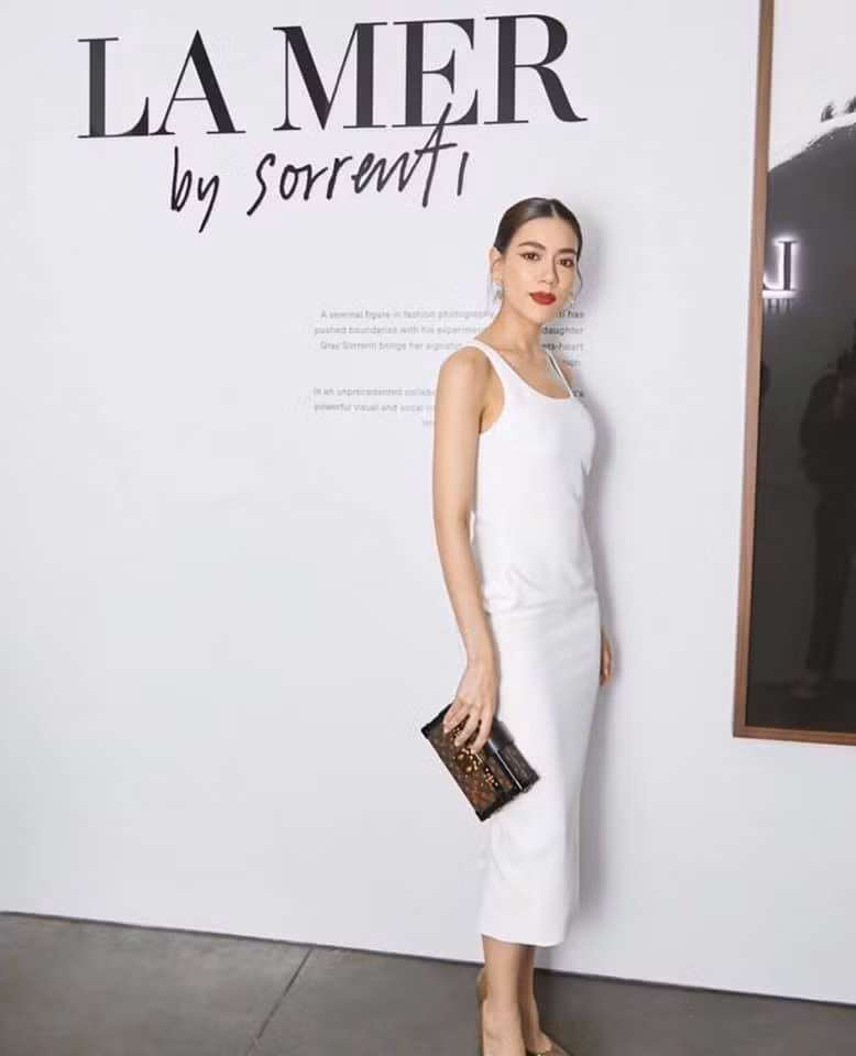 Tại các sự kiện, người đẹp sinh năm 1992 luôn biết cách phát huy tối đa lợi thế thân hình khi lựa chọn những bộ váy dạ hội ôm sát người, xẻ tà cao tôn lên đôi chân dài thon thả.