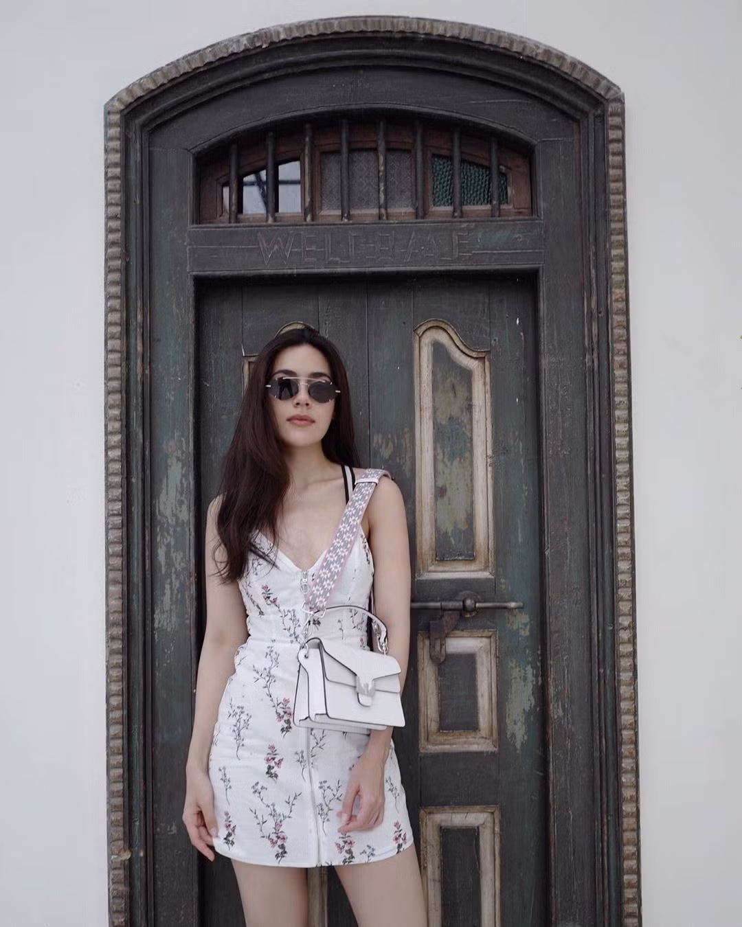 Điểm thu hút người hâm mộ của “bông hồng lai” này chính là phong cách thời trang vừa trẻ trung lại vừa sang trọng. 