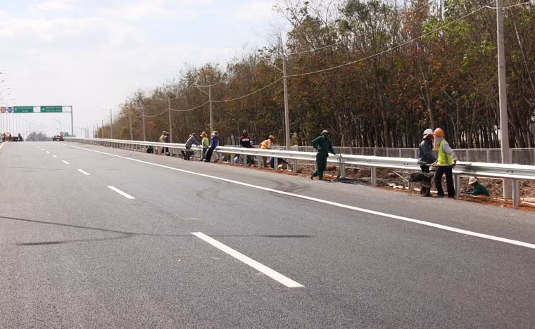 Hiện các công nhân đang tất bật hoàn thiện những công đoạn cuối cùng như gia cố hàng rào taluy; trồng cây xanh; hệ thống đèn chiếu sáng...