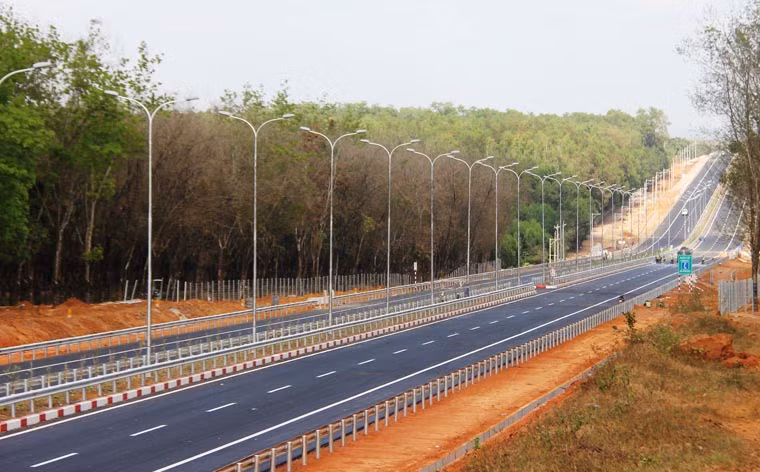 Bằng mọi nỗ lực của mình, Tổng công ty Đầu tư phát triển đường cao tốc Việt Nam (VEC) đã thực hiện thi công suốt ngày đêm để hoàn thành hơn 30km đường cao tốc còn lại (từ nút giao QL51 đến ngã 3 Dầu Giây, thuộc dự án đường Cao tốc TP HCM-Long Thành-Dầu Giây dài 55km) nhằm giải quyết nhu cầu đi lại, vận chuyển hàng hóa...từ TP HCM về các tỉnh miền Trung, phía Bắc và ngược lại trong dịp Tết Ất Mùi 2015.