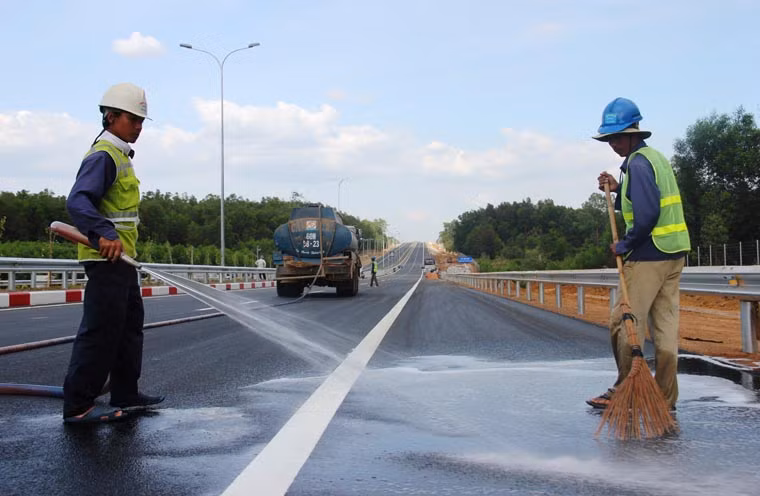 hoặc phun rửa mặt đường.