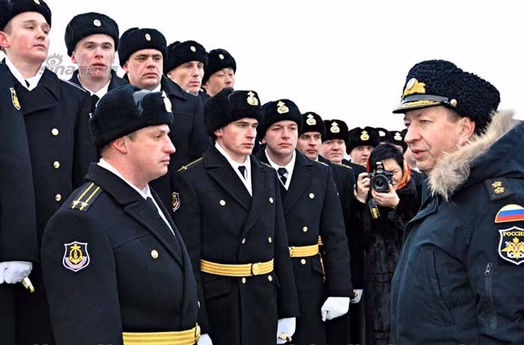 Phó tư lệnh Hải quân Nga Chuẩn Đô đốc Alexander Fedotenkov đã tới tham dự buổi lễ. Trong ảnh là tướng lĩnh Hải quân Nga đang động viên thủy thủ đoàn.