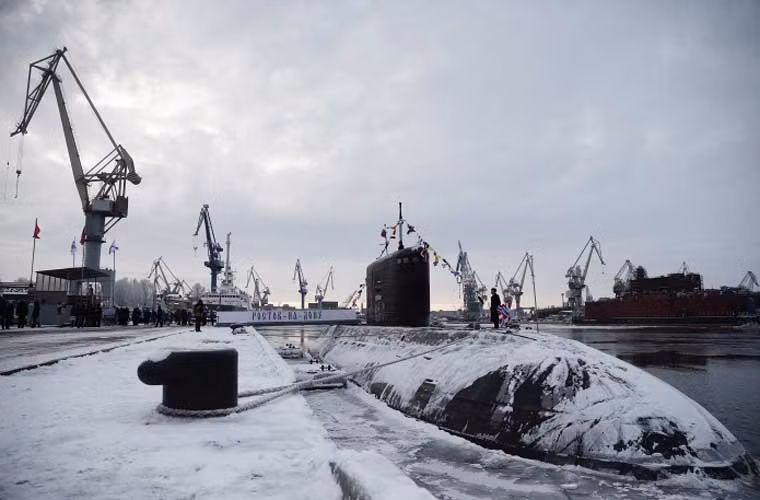 Tàu ngầm Rostov-on-Don có lượng giãn nước khi lặn hơn 4.000 tấn, thủy thủ đoàn 52 người, được trang bị nhiều hệ thống điện tử, vũ khí tối tân như tổ hợp tên lửa đa năng Klub, tên lửa phòng không và ngư lôi.