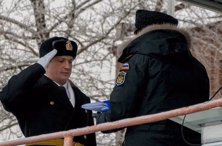 Lá cờ Hải quân Nga St. Andrew được cấp chỉ huy giao cho thuyền trưởng tàu ngầm Rostov-on-Don.