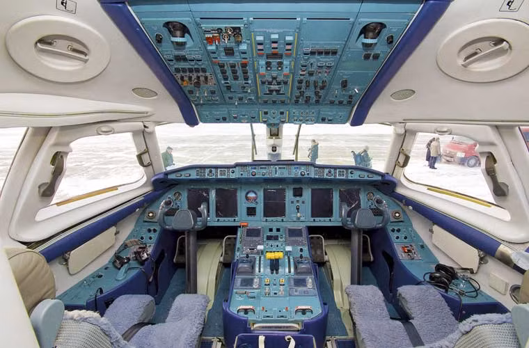 Căn cứ vào bảng điều khiển buồng lái máy bay thì có thể xác định đây là máy bay chở khách hạng nhẹ An-148. Buồng lái được số hóa hoàn toàn với các màn hình tinh thể lỏng hiện thị tham số bay.