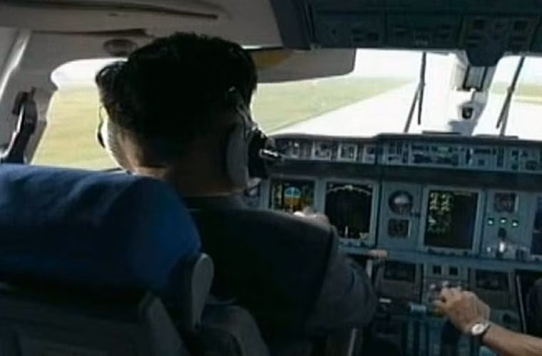 Máy bay đang lăn bánh trên đường băng.