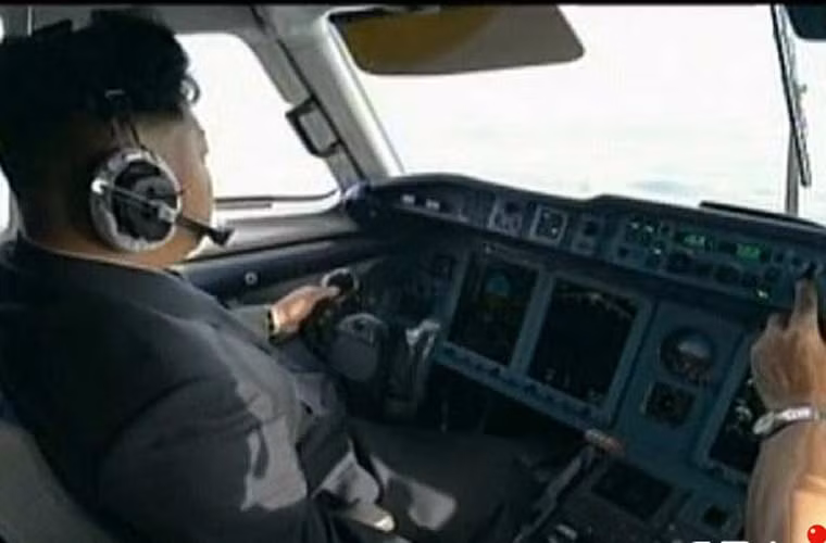 Ngay bên cạnh là một lái phụ kinh nghiệm giúp ông Kim Jong-un điều khiển máy bay.