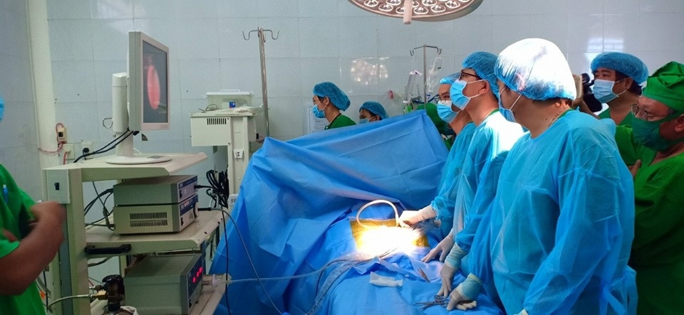 Mac benh hiem, be 9 ngay tuoi phai phau thuat sap xep lai noi tang