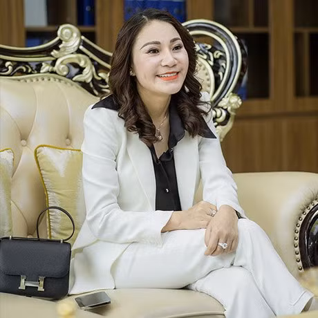 Còn Công ty Cổ phần Tập đoàn Sông Đà Nhật Nam do bà Vũ Thị Thúy làm Chủ tịch cũng thông báo đã bán hết 240.800 cổ phiếu SJC, chiếm 3,4723% vốn điều lệ, từ ngày 4-25/8. 