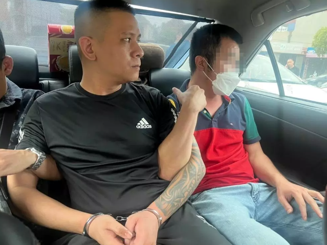 Tới khoảng 6h ngày 16/9/2022, chiếc xe chở theo Thức và chị T. dừng lại cây xăng. Tại đây, người anh rể và chị gái nghi phạm bấm nút mở chốt 4 cánh cửa xe, rồi giả vờ đi xuống để nạp nhiên liệu. Lúc này Thức ở trong xe nhoài người lên ghế lái, lập tức trinh sát trong vai nhân viên cây xăng giật cánh cửa xe để lôi chị T. ra ngoài một cách an toàn. Trong tích tắc, lực lượng hỗ trợ vòng ngoài lao vào khống chế, bắt giữ nghi phạm. 