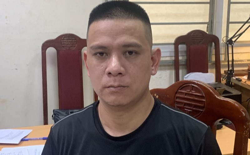 Qua đấu tranh, cơ quan điều tra làm rõ, Thức sinh ra trong một gia đình có điều kiện kinh tế tại thị trấn Lộc Bình (tỉnh Lạng Sơn). Dù đã có vợ và 3 con, nhưng vào năm 2019, trong một lần đi làm ăn tại tỉnh Quảng Ninh, đối tượng quen biết và nảy sinh tình cảm với chị T (cũng đã có chồng). Sau đó chị T. chuyển về Thái Nguyên sinh sống. Trong khoảng thời gian này, Thức lén lút qua lại với người tình. Cho tới đầu tháng 9/2022, đối tượng nghi ngờ chị T. có quan hệ tình cảm với anh N.Q.T (28 tuổi, quê Hà Nội – nạn nhân). Cơn ghen nổi lên, Thức nhiều lần tra hỏi người tình. 