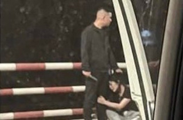 Khi taxi chạy đến cầu Gia Bẩy (TP Thái Nguyên), Thức yêu cầu tài xế dừng xe, rồi dùng dao khống chế, đe dọa cô gái bước xuống. Tại đây, nghi phạm gọi điện cho anh rể và chị gái lái ô tô tới đón. Trước thái độ hung hãn của nghi phạm, nhằm đảm bảo an toàn tính mạng cho "con tin", lực lượng chức năng không vội vàng lộ diện, đồng thời tìm cách liên hệ với chị gái, anh rể của Thức để phối hợp. Theo như hướng dẫn của công an, sau khi đón được Thức và chị T., người thân nghi phạm đã lái xe ô tô chạy lòng vòng và tìm cách khuyên can. Tuy vậy, Thức vẫn giữ thái độ hung hăng, luôn kề dao cạnh cổ chị T. để sẵn sàng gây án. Trên đường đi, Thức cho biết có ý định chạy lên biên giới rồi khống chế chị T. đưa sang Trung Quốc. 