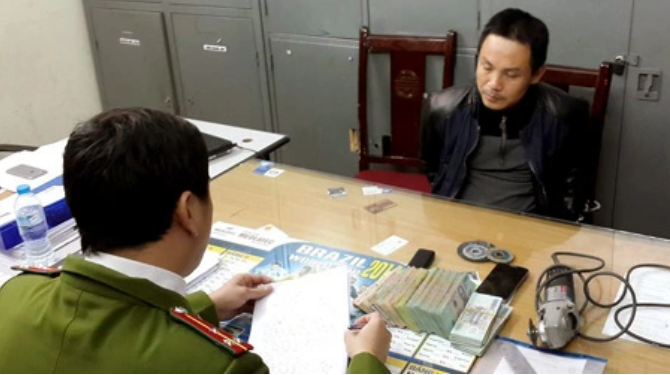 Ông Đ chạy đến hỏi thì Quỳnh dùng dao đe dọa. Ông Đ bỏ chạy bị Quỳnh đuổi theo đâm từ phía sau khiến nạn nhân tử vong tại chỗ. Sau hơn 1 tiếng, Quỳnh sử dụng cưa máy phá thành công chiếc két sắt bên trong có hơn 400 triệu đồng. Gây án xong, gã điềm nhiên ra về, 3 chiếc ổ cứng camera bị vứt xuống hồ Thủ Lệ, điện thoại của ông Đ được ném xuống sông Tô Lịch. 