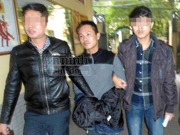 Các điều tra viên thu thập được nhiều chứng cứ quan trọng và từ đó có thể khẳng định đối tượng này là nghi can số 1 đã sát hại ông Đ. Quỳnh bị bắt giữ ngay sau đó. Từ đây, một tội ác với kịch bản được viết sẵn đã lộ diện. Quỳnh khai, thời gian gần đây gã nợ hơn 400 triệu, bị các chủ nợ truy tìm nên rơi vào túng quẫn. Biết két sắt của vũ trường luôn có tiền nên Quỳnh nghĩ tới việc trộm cắp. (Ảnh ANTĐ) 