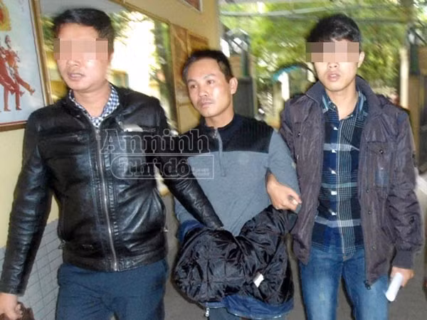 Các điều tra viên thu thập được nhiều chứng cứ quan trọng và từ đó có thể khẳng định đối tượng này là nghi can số 1 đã sát hại ông Đ. Quỳnh bị bắt giữ ngay sau đó. Từ đây, một tội ác với kịch bản được viết sẵn đã lộ diện. Quỳnh khai, thời gian gần đây gã nợ hơn 400 triệu, bị các chủ nợ truy tìm nên rơi vào túng quẫn. Biết két sắt của vũ trường luôn có tiền nên Quỳnh nghĩ tới việc trộm cắp. (Ảnh ANTĐ) 