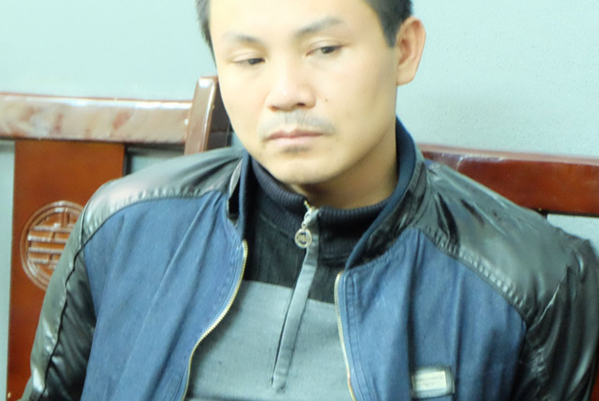 Nạn nhân Đ được đánh giá là người hiền lành, làm việc chăm chỉ và đặc biệt không có mâu thuẫn với ai. Như thế, kẻ vào được vũ trường sau khi đóng cửa rồi ra tay sát hại ông Đ chắc chắn phải rất thông thạo nơi này. Do vậy khả năng cao nhất, nghi phạm nằm trong nhóm những người đang làm việc tại vũ trường. Khi rà soát sổ chấm công, các điều tra viên đặc biệt để ý đến đối tượng có tên Ngô Văn Quỳnh (SN 1978, trú tại huyện Thường Tín, Hà Nội), nhân viên điều chỉnh âm thanh. Vào ngày 7/12, Quỳnh xin nghỉ việc. Đến ngày 8/12, tức là thời điểm ông Đ được phát hiện tử vong, Quỳnh cũng không đến chỗ làm và chẳng thông báo bất cứ lý do gì.