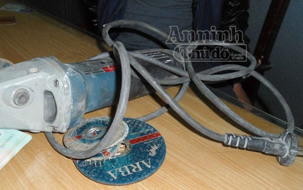 Làm việc lâu năm, Quỳnh thân với ông Đ, gã cũng biết mỗi đêm chỉ có 1 bảo vệ ở lại vũ trường. Gã quyết định chọn ca của người bảo vệ già này để ra tay. Ngày 7/12, Quỳnh chủ động xin nghỉ làm, gã mua cưa máy, mua ớt bột và dao rồi bí mật đem đến cất giấu ở chân cầu thang tại vũ trường. (Ảnh ANTĐ) 