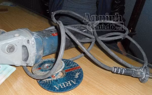 Làm việc lâu năm, Quỳnh thân với ông Đ, gã cũng biết mỗi đêm chỉ có 1 bảo vệ ở lại vũ trường. Gã quyết định chọn ca của người bảo vệ già này để ra tay. Ngày 7/12, Quỳnh chủ động xin nghỉ làm, gã mua cưa máy, mua ớt bột và dao rồi bí mật đem đến cất giấu ở chân cầu thang tại vũ trường. (Ảnh ANTĐ) 