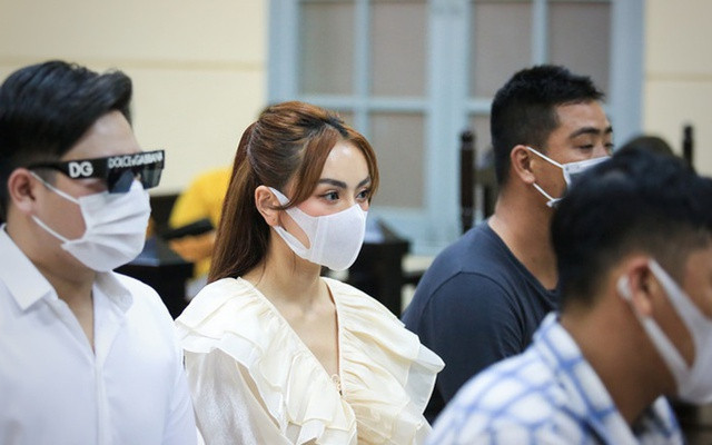 "Chị Khanh đến cửa hàng của bị cáo và nói với My "nếu không sai không việc gì phải xin lỗi". Lúc này, bị cáo hỏi Khanh có mua hàng không, nếu không mua hàng, không liên quan đến vụ việc thì mời ra ngoài. Bị cáo có lao tới kéo khẩu trang của chị Khanh ra. Lúc này các nhân viên của bị cáo nhào vào đánh chị Khanh", Trang cho biết. 