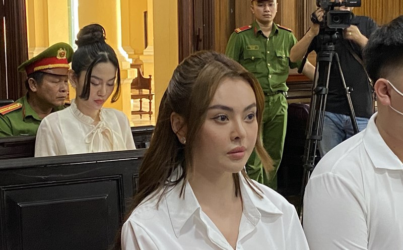 Trang dùng tay giật khẩu trang của Khanh thì người này chửi tục với Trang. Nghe vậy, nhân viên của Trang là Quy cùng Trang lao vào nắm tóc rồi dùng tay đánh trúng đầu, lưng và dùng chân đạp vào bụng của Khanh. Lúc này, Yến vào can ngăn cũng bị Khương đánh. Thấy xảy ra xô xát, bảo vệ cửa hàng Trang Nemo là Nam và Tuấn chạy vào. Sau đó, Nam và Tuấn lao vào đánh Khanh. Theo kết luận giám định pháp y, Khanh bị đa chấn thương phần mềm, sưng bầm rải rác các bộ phận trên cơ thể, tỷ lệ tổn thương cơ thể do thương tích là 3%, riêng Yến không ghi nhận thương tích. 