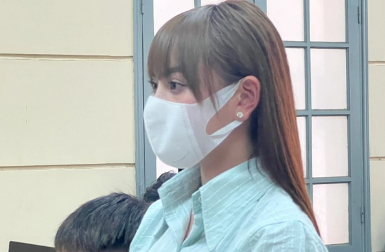 Trong phiên tòa diễn ra vào ngày 16/6/2023, trả lời HĐXX, bị cáo Hương Trang thừa nhận toàn bộ hành vi như cáo trạng truy tố. Trang khai không biết chị My và Khanh là ai. Do chị My sử dụng hình ảnh của Trang để quảng cáo bán hàng online nên đã hẹn đến cửa hàng để xin lỗi. Tuy nhiên, tại đây có sự xuất hiện của chị Phạm Lệ Khanh. 