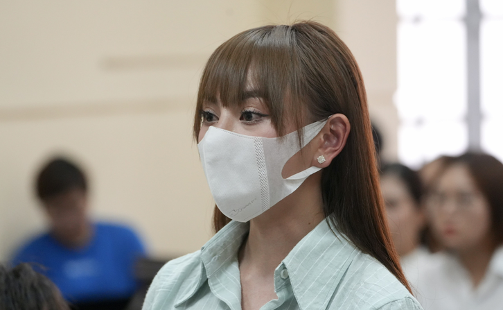 Trang Nemo cũng cho rằng, sự việc xảy ra do Phạm Lệ Khanh chửi tục. Trang trình bày, bị cáo hỏi Khanh "chị là ai", Khanh bảo "chị là xã hội" nên bị cáo giật khẩu trang để xem mặt. Bị cáo thấy Quy đánh chị Khanh, lúc đó bị cáo không can ngăn do sự việc xảy ra quá nhanh. "Khi sự việc xảy ra bị cáo đang livestream. Bị cáo livestream để mọi người biết bị cáo không bán hàng như vậy", Trang nói và cho rằng nếu lúc đó cư xử nhỏ nhẹ hơn thì sự việc đã khác. Việc kéo khẩu trang chị Khanh là không đúng, đây là hành động nhất thời. 