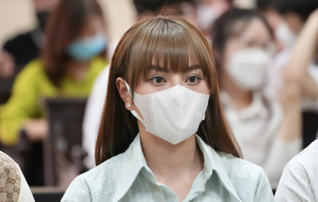 Còn trong phiên tòa ngày 16/11/2022, bị cáo Trang khai sự việc xảy ra là do bức xúc cá nhân. “Sự việc xảy ra đến hôm nay là điều không ai mong muốn. Tại phiên tòa, bị cáo mong muốn cả hai cùng giữ thái độ “dĩ hòa vi quý”. Bị cáo mắc sai lầm, tại phiên tòa bị cáo xin gửi đến chị Khanh lời xin lỗi chân thành và sâu sắc nhất”, bị cáo Trang nói. 