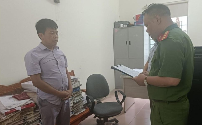 Bat can bo Van phong dang ky dat dai huyen o Cao Bang