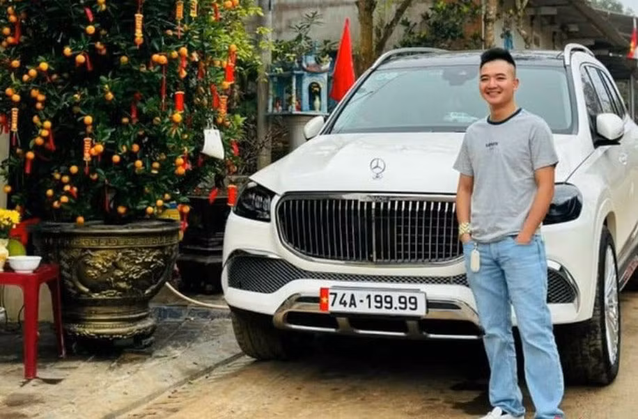 Dù đến hạn trả nợ, nhưng do chưa bán được đất nên người này tiếp tục khất nợ và sẽ trả lãi vay theo yêu cầu của Quân đưa ra. Tuy nhiên, do không bán được đất, người này xin gia hạn nợ nhưng, Quân không đồng ý và đã trực tiếp cùng với “đàn em” tìm đến nhà “con nợ” để đe dọa, khống chế rồi quay clip tung lên mạng nhằm bôi nhọ danh dự và buộc “con nợ” phải xoay sở để trả. Chưa dừng lại ở đó, người vay tiền của Quân hoảng loạn khi phát hiện ảnh của mình được đăng kèm với thông báo “Cáo phó”. 