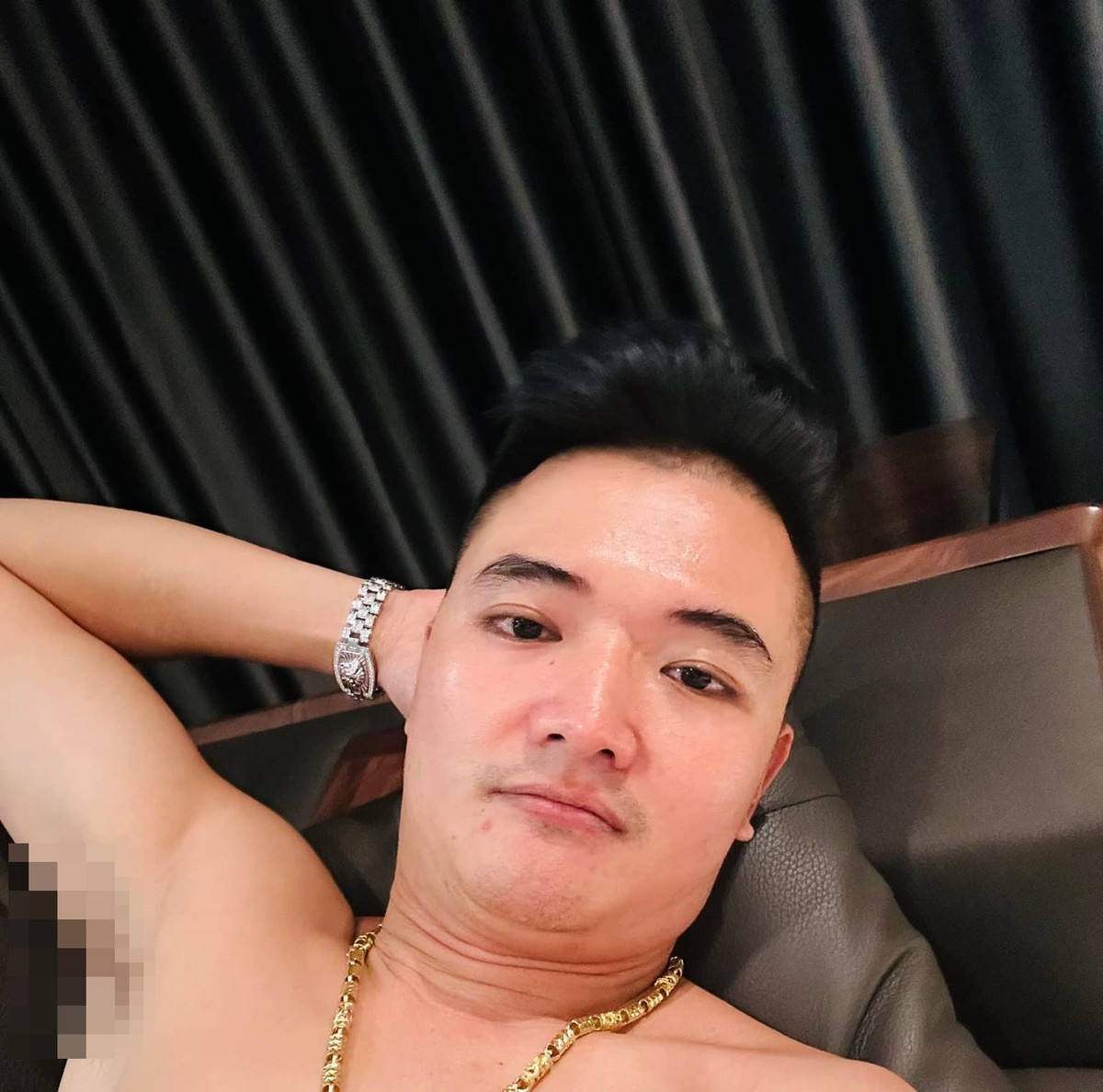 Đã có không ít người sau khi vay mượn tiền của Quân mà chậm trả đã bị Quân và “đàn em” đe dọa, khống chế, uy hiếp khiến họ và người thân rơi vào hoảng loạn, lo sợ. Điều đáng nói, những người trước khi được Quân cho vay tiền đều được “thẩm định” rất kỹ về tài sản hoặc phải là người có địa vị, uy tín trong xã hội… Một trong số nạn nhân (xin giấu tên) của Quân “Idol” chia sẻ, do quá cần tiền để lo việc gia đình, người này đến Quân để vay “nóng” số tiền lớn.