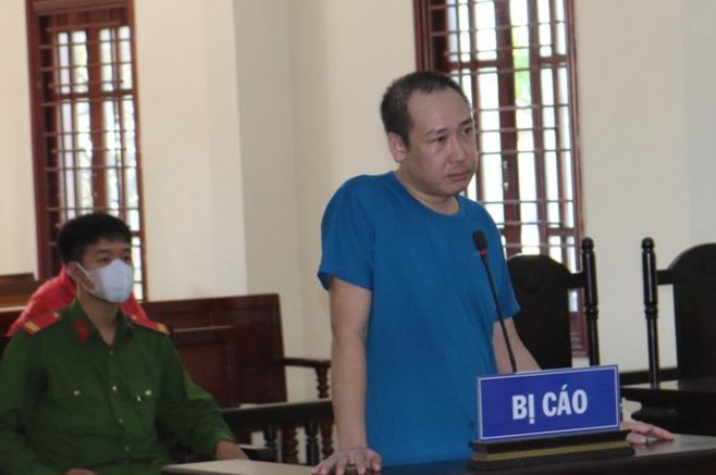  Ghen tuông, bạo hành con ruột chưa tròn 1 tuổi rồi gửi clip cho vợ: Do nghi ngờ vợ mình có người đàn ông khác, Trần Đức Minh (39 tuổi; ngụ phường An Hoà, quận Ninh Kiều, Cần Thơ) đã bạo hành con gái chưa đủ 1 tuổi rồi quay clip gửi cho vợ. Chiều 12/4/2021, TAND quận Ninh Kiều, TP Cần Thơ đã tuyên bị cáo Minh 2 năm 6 tháng tù giam về tội "Hành hạ người khác". 